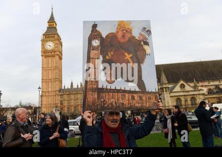 Londra, Regno Unito. Xx Febbraio 2017. Le persone sono scese nelle strade in marcia verso la piazza del Parlamento per protestare contro Brexit Trump e la visita di Stato in Gran Bretagna. Artista politico Kaya Mar è tenendo la sua pittura illustrante Donald Trump portando la regina al di sopra del Palazzo di Westminster. Credito: ZEN - Zaneta Razaite/Alamy Live News Foto Stock