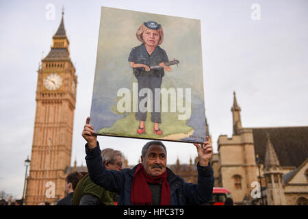 Londra, Regno Unito. Xx Febbraio 2017. Le persone sono scese nelle strade in marcia verso la piazza del Parlamento per protestare contro Brexit Trump e la visita di Stato in Gran Bretagna. Artista politico Kaya Mar è in possesso di un suo dipinto che illustra il Primo Ministro britannico Theresa Maggio. Credito: ZEN - Zaneta Razaite/Alamy Live News Foto Stock