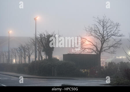 Aberystwyth, Wales, Regno Unito. Il 21 febbraio, 2017. Regno Unito Meteo. Una fitta nebbia e la nebbia inghiotte Aberystwyth nelle prime ore del mattino sul panno e mite febbraio giornata. Credito: Keith Morris/Alamy Live News Foto Stock