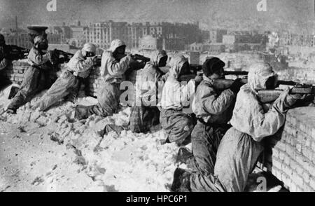 I soldati che presumibilmente fanno parte della Wehrmacht tedesca indossano il mimuflage e combattono con i fucili sovietici catturati nelle strade durante la battaglia di Stalingrad, Unione Sovietica, nel gennaio 1943. Fotoarchiv für Zeitgeschichte | usage worldwide Foto Stock