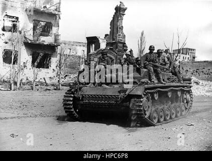 Testo propagandistico della relazione socialista nazionale sul retro dell'immagine: "Le armi d'assalto entrano a Stalingrad, che sembra essere deserta”. Motivo di Wolgograd il 9th ottobre 1942. L'attacco della Wehrmacht tedesca all'Unione Sovietica il 22nd giugno 1941 era sotto l'espressione "operazione Barbarossa". La Wehrmacht raggiunse Stalingrado nell'autunno del 1942, ma la città non poteva essere conquistata completamente. Fotoarchiv für Zeitgeschichte | usage worldwide Foto Stock