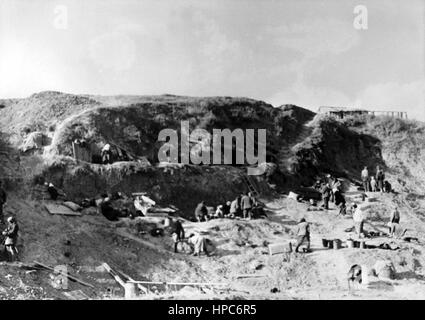 L'immagine della propaganda nazista mostra i civili in abitazioni simili a grotte sul bordo di Stalingrado (oggi Volgograd). Presa nel novembre 1942. Un reporter di stato nazista ha scritto sul retro della foto su 10.11.1942, 'Città delle grotte fuori Stalingrad. I civili delle periferie, le cui case sono state distrutte, sono fuggiti per proteggere questi buchi della terra." Fotoarchiv für Zeitgeschichte - NESSUN SERVIZIO DI CABLAGGIO - | utilizzo in tutto il mondo Foto Stock