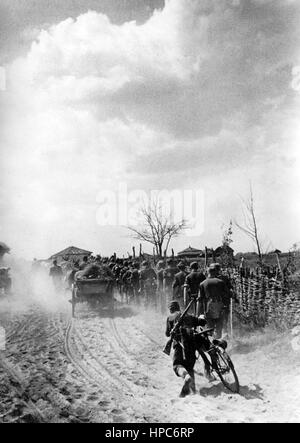 L'immagine della propaganda nazista mostra i fantini tedeschi di Wehrmacht sul fronte orientale durante la marcia in anticipo verso il fiume Wolga in direzione di Stalingrad (oggi Wolgograd). Data settembre 1942. Fotoarchiv für Zeitgeschichtee - NESSUN SERVIZIO DI CABLAGGIO - | utilizzo in tutto il mondo Foto Stock