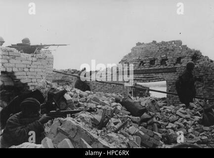 I soldati sovietici lotta nelle strade durante la battaglia di Stalingrado, oggi Volgograd, Russia, 1943. Foto: Berliner Verlag/Archive - nessun filo servizio | Utilizzo di tutto il mondo Foto Stock