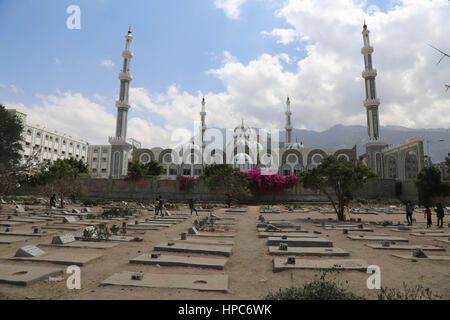 Febbraio 17, 2017 - Yemenis visitare l''˜dei martiri cimitero di Taiz mentre altre due sepolture avvengono. Le bare nel cimitero sono di quelli uccisi negli scontri tra le forze di Houthi e la resistenza Credito: Abdulnasser Alseddik/ImagesLive/ZUMA filo/Alamy Live News Foto Stock