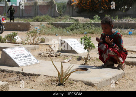 Febbraio 17, 2017 - Yemenis visitare l''˜dei martiri cimitero di Taiz mentre altre due sepolture avvengono. Le bare nel cimitero sono di quelli uccisi negli scontri tra le forze di Houthi e la resistenza Credito: Abdulnasser Alseddik/ImagesLive/ZUMA filo/Alamy Live News Foto Stock