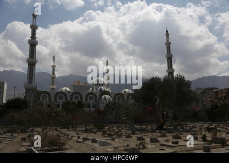 Febbraio 17, 2017 - Yemenis visitare l''˜dei martiri cimitero di Taiz mentre altre due sepolture avvengono. Le bare nel cimitero sono di quelli uccisi negli scontri tra le forze di Houthi e la resistenza Credito: Abdulnasser Alseddik/ImagesLive/ZUMA filo/Alamy Live News Foto Stock