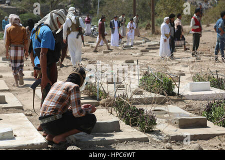 Febbraio 17, 2017 - Yemenis visitare l''˜dei martiri cimitero di Taiz mentre altre due sepolture avvengono. Le bare nel cimitero sono di quelli uccisi negli scontri tra le forze di Houthi e la resistenza Credito: Abdulnasser Alseddik/ImagesLive/ZUMA filo/Alamy Live News Foto Stock