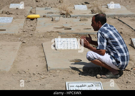 Febbraio 17, 2017 - Yemenis visitare l''˜dei martiri cimitero di Taiz mentre altre due sepolture avvengono. Le bare nel cimitero sono di quelli uccisi negli scontri tra le forze di Houthi e la resistenza Credito: Abdulnasser Alseddik/ImagesLive/ZUMA filo/Alamy Live News Foto Stock