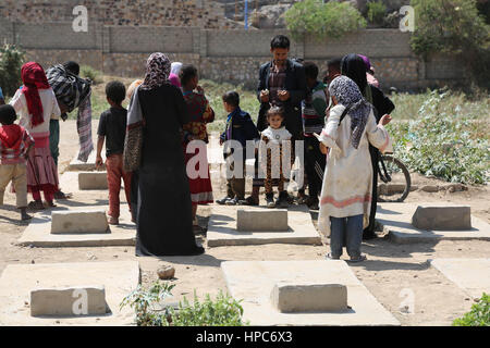 Febbraio 17, 2017 - Yemenis visitare l''˜dei martiri cimitero di Taiz mentre altre due sepolture avvengono. Le bare nel cimitero sono di quelli uccisi negli scontri tra le forze di Houthi e la resistenza Credito: Abdulnasser Alseddik/ImagesLive/ZUMA filo/Alamy Live News Foto Stock