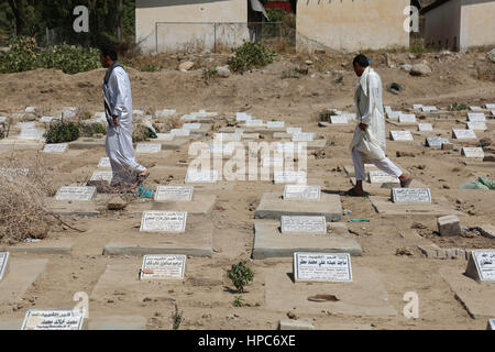 Febbraio 17, 2017 - Yemenis visitare l''˜dei martiri cimitero di Taiz mentre altre due sepolture avvengono. Le bare nel cimitero sono di quelli uccisi negli scontri tra le forze di Houthi e la resistenza Credito: Abdulnasser Alseddik/ImagesLive/ZUMA filo/Alamy Live News Foto Stock