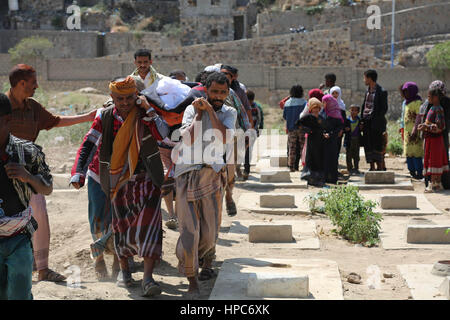 Febbraio 17, 2017 - Yemenis visitare l''˜dei martiri cimitero di Taiz mentre altre due sepolture avvengono. Le bare nel cimitero sono di quelli uccisi negli scontri tra le forze di Houthi e la resistenza Credito: Abdulnasser Alseddik/ImagesLive/ZUMA filo/Alamy Live News Foto Stock