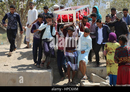 Febbraio 17, 2017 - Yemenis visitare l''˜dei martiri cimitero di Taiz mentre altre due sepolture avvengono. Le bare nel cimitero sono di quelli uccisi negli scontri tra le forze di Houthi e la resistenza Credito: Abdulnasser Alseddik/ImagesLive/ZUMA filo/Alamy Live News Foto Stock