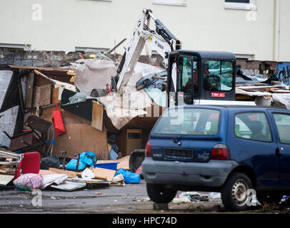 Il handbuilt capanne di proprietà di residenti sono abbattute su una proprietà commerciale nel distretto Gutleutviertel nella periferia di Francoforte sul Meno, Germania, 21 febbraio 2017. Diverse decine di rumeni erano vive nelle baracche di legno. Foto: Susann Prautsch/dpa Foto Stock