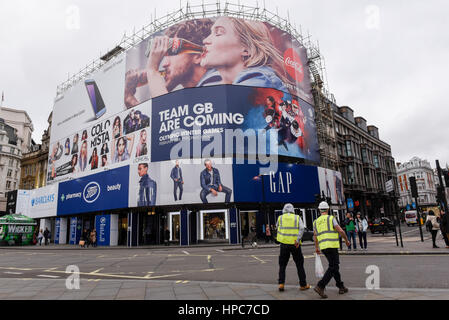 Londra, Regno Unito. Il 21 febbraio, 2017. Pubblicità stampata è visibile la copertura temporanea del ponteggio si affaccia su Piccadilly Circus. La famosa pubblicità LCD schermi sono stati rimossi e sostituiti con uno stato della tecnica gigantesco schermo digitale. Nel frattempo la pubblicità stampata guadagna di entrate per il siteholder, mentre il lavoro è in corso. Credito: Stephen Chung/Alamy Live News Foto Stock