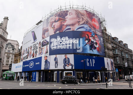 Londra, Regno Unito. Il 21 febbraio, 2017. Pubblicità stampata è visibile la copertura temporanea del ponteggio si affaccia su Piccadilly Circus. La famosa pubblicità LCD schermi sono stati rimossi e sostituiti con uno stato della tecnica gigantesco schermo digitale. Nel frattempo la pubblicità stampata guadagna di entrate per il siteholder, mentre il lavoro è in corso. Credito: Stephen Chung/Alamy Live News Foto Stock