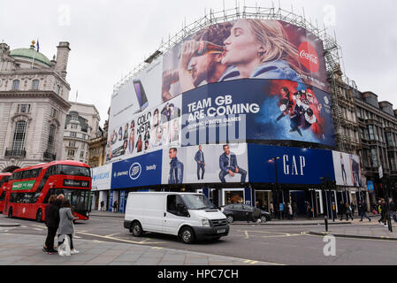 Londra, Regno Unito. Il 21 febbraio, 2017. Pubblicità stampata è visibile la copertura temporanea del ponteggio si affaccia su Piccadilly Circus. La famosa pubblicità LCD schermi sono stati rimossi e sostituiti con uno stato della tecnica gigantesco schermo digitale. Nel frattempo la pubblicità stampata guadagna di entrate per il siteholder, mentre il lavoro è in corso. Credito: Stephen Chung/Alamy Live News Foto Stock