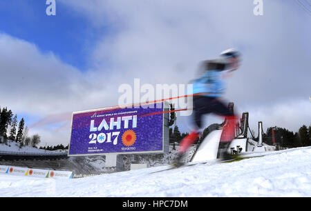 Lahti, Finlandia. Il 21 febbraio, 2017. Un atleta di treni in uno stadio davanti a sede dei Campionati del Mondo di Sci Nordico a Lahti, in Finlandia, 21 febbraio 2017. I Campionati del mondo gestito dal 22 febbraio al 05 marzo 2017. Foto: Hendrik Schmidt/dpa-Zentralbild/dpa/Alamy Live News Foto Stock