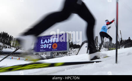 Lahti, Finlandia. Il 21 febbraio, 2017. Treno gli atleti nello stadio davanti alla sede dei Campionati del Mondo di Sci Nordico a Lahti, in Finlandia, 21 febbraio 2017. I Campionati del mondo gestito dal 22 febbraio al 05 marzo 2017. Foto: Hendrik Schmidt/dpa-Zentralbild/dpa/Alamy Live News Foto Stock