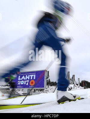 Lahti, Finlandia. Il 21 febbraio, 2017. Un atleta di treni in uno stadio davanti a sede dei Campionati del Mondo di Sci Nordico a Lahti, in Finlandia, 21 febbraio 2017. I Campionati del mondo gestito dal 22 febbraio al 05 marzo 2017. Foto: Hendrik Schmidt/dpa-Zentralbild/dpa/Alamy Live News Foto Stock