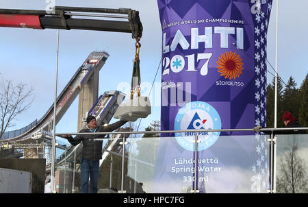 Lahti, Finlandia. Il 21 febbraio, 2017. Lavoratori montare gli accessori per le pubblicità davanti alla sede dei Campionati del Mondo di Sci Nordico a Lahti, in Finlandia, 21 febbraio 2017. I Campionati del mondo gestito dal 22 febbraio al 05 marzo 2017. Foto: Hendrik Schmidt/dpa-Zentralbild/dpa/Alamy Live News Foto Stock