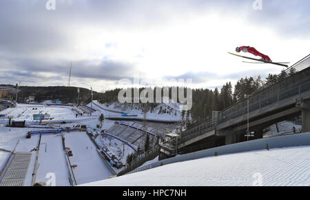 Lahti, Finlandia. Il 21 febbraio, 2017. Un ponticello di sci treni davanti alla sede dei Campionati del Mondo di Sci Nordico a Lahti, in Finlandia, 21 febbraio 2017. I Campionati del mondo gestito dal 22 febbraio al 05 marzo 2017. Foto: Karl-Josef Hildenbrand/dpa/Alamy Live News Foto Stock