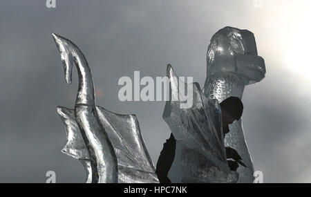 Lahti, Finlandia. Il 21 febbraio, 2017. Un ghiaccio opere dello scultore su una scultura di ghiaccio davanti alla sede dei Campionati del Mondo di Sci Nordico a Lahti, in Finlandia, 21 febbraio 2017. I Campionati del mondo gestito dal 22 febbraio al 05 marzo 2017. Foto: Karl-Josef Hildenbrand/dpa/Alamy Live News Foto Stock