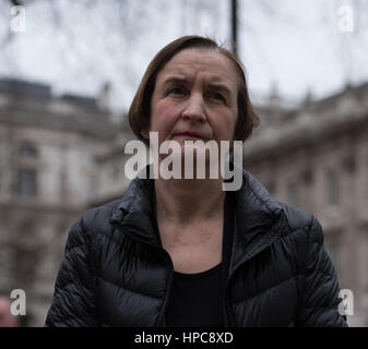 Londra, Regno Unito. Il 21 febbraio, 2017. Nia Griffith MP ombra Segretario della Difesa indirizzi Unione uniscono i membri provenienti da armi automatiche stabilimento (AWE) protesta contro i cambiamenti proposti al loro regime pensionistico fuori il Ministro della Difesa, Whitehall, Londra Credito: Ian Davidson/Alamy Live News Foto Stock