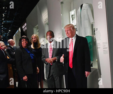 Washington, DC, Stati Uniti d'America. Il 21 febbraio, 2017. Il Presidente degli Stati Uniti, Donald Trump guarda al Ben Carson presentano con Ben Carson e Ivanka Trump (centro) come egli visiti lo Smithsonian National Museum of afro-americano della storia e della cultura di Washington il 21 febbraio 2017. Credito: MediaPunch Inc/Alamy Live News Foto Stock