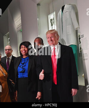 Washington, DC, Stati Uniti d'America. Il 21 febbraio, 2017. Il Presidente degli Stati Uniti, Donald Trump guarda al Ben Carson presentano con Ben Carson (retro, centro) come egli visiti lo Smithsonian National Museum of afro-americano della storia e della cultura di Washington il 21 febbraio 2017. Credito: MediaPunch Inc/Alamy Live News Foto Stock