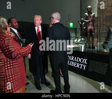 Washington, DC, Stati Uniti d'America. Il 21 febbraio, 2017. Il Presidente degli Stati Uniti, Donald Trump visiti lo Smithsonian National Museum of afro-americano della storia e della cultura di Washington il 21 febbraio 2017. Il "paradosso della libertà" presentano a destra mostra il presidente Thomas Jefferson con i suoi schiavi, ciascun mattone essendo uno slave. Credito: MediaPunch Inc/Alamy Live News Foto Stock