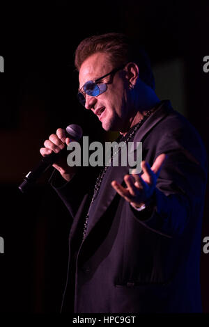 Las Vegas, Stati Uniti d'America. Xx Febbraio 2017. Bono impersonator Pavel Sfera esegue durante la bobina premi al Golden Nugget Hotel & Casino di Las Vegas, Nev., il 20 febbraio 2017. I premi mostra che è destinato ad essere un divertente omaggio all'Academy Awards. Foto Stock