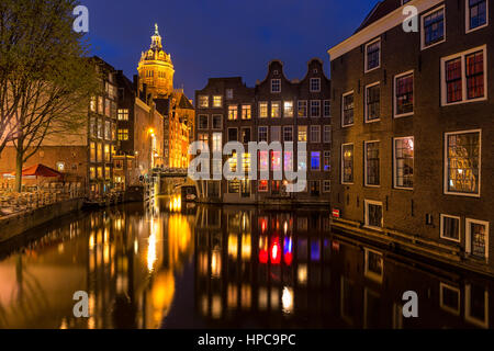 Situato in uno di Amsterdam i luoghi più pittoreschi, Armbrug (braccio ponte) è chiamato dopo il Oudezijds Armsteeg (vecchio braccio lato vicolo). Foto Stock