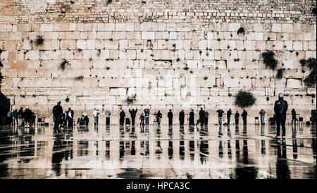 Il popolo ebraico in preghiera presso il Muro occidentale nella città vecchia di Gerusalemme, Israele. Foto Stock