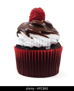 Isolato cupcake al cioccolato con un lampone. Foto Stock