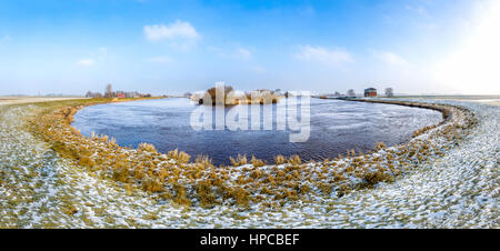 Un ansa del fiume leda in Frisia orientale vicino alla città di Leer Foto Stock