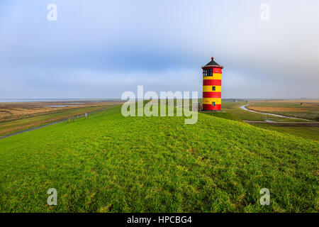 Il famoso faro Pilsum vicino Greetsiel Foto Stock