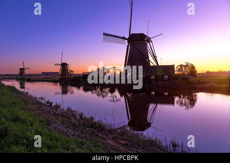 Il nome Kinderdijk è olandese per 'bambini dike'. Durante la Santa Elisabetta alluvione del 1421, il Grote Hollandse Waard allagata, ma il Alblasserwaard Foto Stock