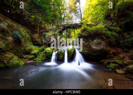 Cascate nel Mullerthal, lokally noto come Schiessentuempel Foto Stock