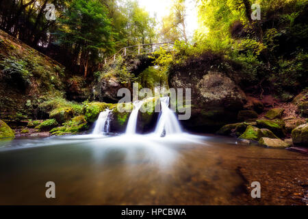 Cascate nel Mullerthal, lokally noto come Schiessentuempel Foto Stock