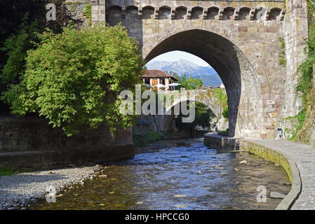 Rio Deva, correndo attraverso Potes in Picos de Europa, Cantabria, SPAGNA Foto Stock