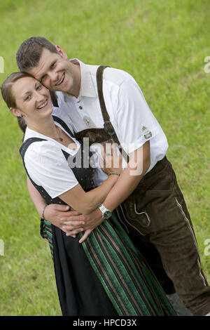 Modello rilasciato , Junges Paar in Tracht in der Wiese - coppia giovane in costume tradizionale Foto Stock