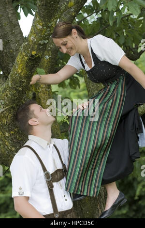 Modello rilasciato , Junges Paar in Tracht - coppia giovane in costume tradizionale Foto Stock