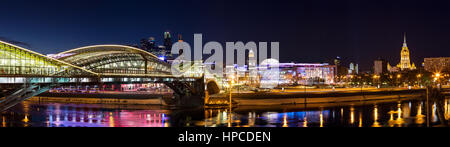 Notte panorama invernale del fiume Moskva embankment: ponte pedonale Bogdan Khmelnitsky, Kiyevskaya stazione ferroviaria, Moscow-City, Redisson Slavyans Foto Stock