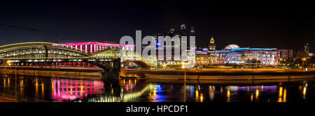 Notte panorama invernale del fiume Moskva embankment: ponte pedonale Bogdan Khmelnitsky, Kiyevskaya stazione ferroviaria, Moscow-City, Redisson Slavyans Foto Stock