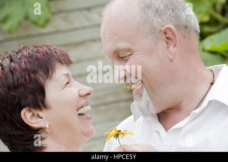 Modello rilasciato , Glueckliches, aelteres Paar, 50+ - fortunato, coppia di anziani Foto Stock