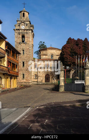 La chiesa parrocchiale di San Miguel si trova appena dietro la Casona de Fuentes Pila, attuale municipio, Puente Viesgo Cantabria, Spagna. Foto Stock