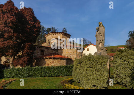 La chiesa parrocchiale di San Miguel si trova appena dietro la Casona de Fuentes Pila, attuale municipio, Puente Viesgo Cantabria, Spagna. Foto Stock