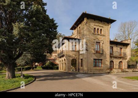 Il municipio è sito in La Casona de Fuentes Pila, costruito da Javier González de Riancho in 1.928 e dichiarato monumento storico di Cantabria in anno 2.002 Foto Stock