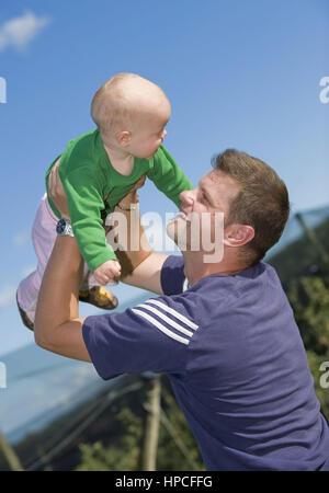 Vater hebt kleine Tochter in die Luft - padre e figlia divertendosi Foto Stock